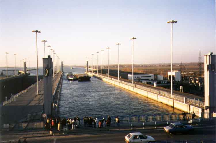 If picture is not shown here, it probably doesnot exist for this quality ... (choose another quality)