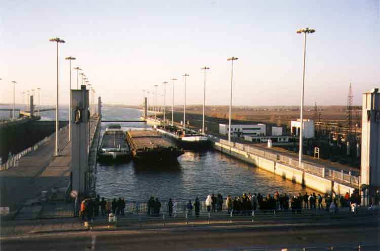 If picture is not shown here, it probably doesnot exist for this quality ... (choose another quality)