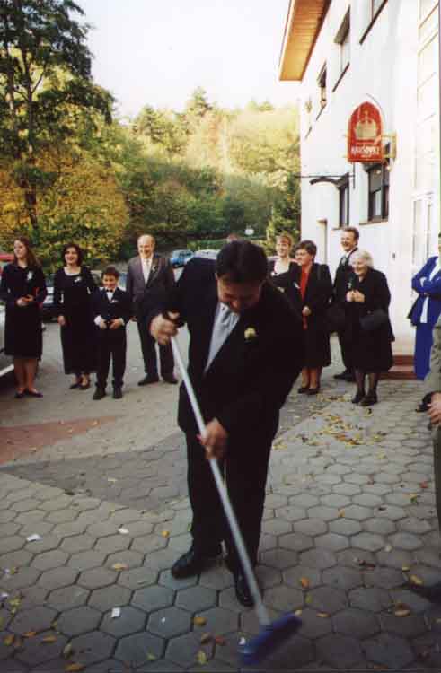 If picture is not shown here, it probably doesnot exist for this quality ... (choose another quality)