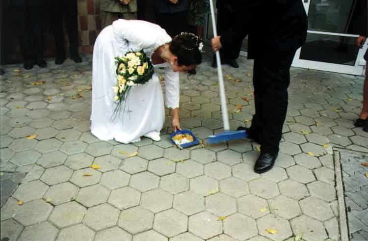 If picture is not shown here, it probably doesnot exist for this quality ... (choose another quality)