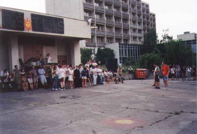 If picture is not shown here, it probably doesnot exist for this quality ... (choose another quality)