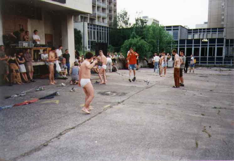 If picture is not shown here, it probably doesnot exist for this quality ... (choose another quality)