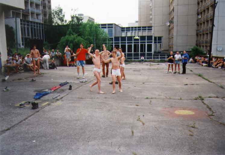 If picture is not shown here, it probably doesnot exist for this quality ... (choose another quality)