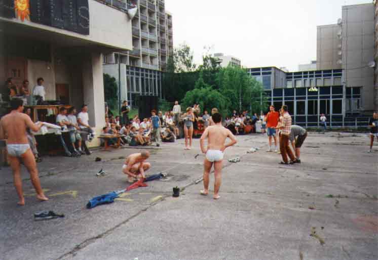 If picture is not shown here, it probably doesnot exist for this quality ... (choose another quality)