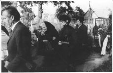 1983_06_06_jan_hluchan_pohreb_17.jpg: 100k (2002-12-27 17:25)