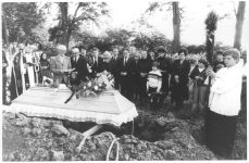 1983_06_06_jan_hluchan_pohreb_18.jpg: 156k (2002-12-27 17:24)